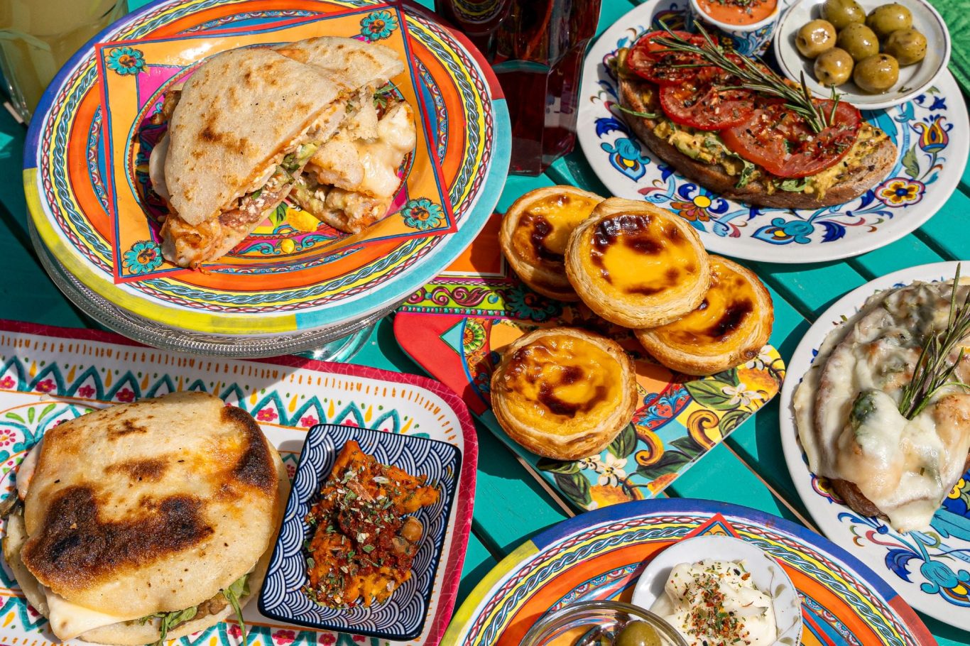 Entdecke Alma Café – dein Wohlfühlort im Herzen von Kiel. Genieße feinsten Kaffee aus regionaler Röstung, liebevoll zubereitet und mit einem Lächeln serviert. Unser Café bietet dir eine gemütliche Atmosphäre zum Verweilen, Arbeiten oder Treffen mit Freund:innen. Starte deinen Tag mit einem leckeren Frühstück – ob klassisch, vegan oder kreativ, bei uns ist für jeden Geschmack etwas dabei. Das Alma Café verbindet Qualität, Nachhaltigkeit und Stil zu einem ganz besonderen Erlebnis. Komm vorbei und mach das Alma zu deinem Lieblingscafé in Kiel! Café, Kiel, Kaffee,cafe, kaffee und frühstück i