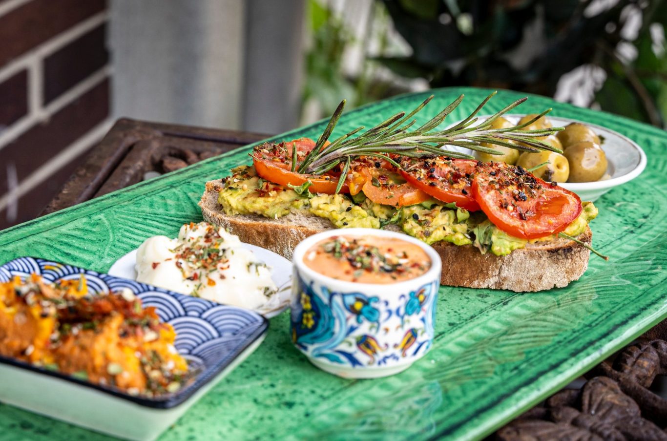 Entdecke Alma Café – dein Wohlfühlort im Herzen von Kiel. Genieße feinsten Kaffee aus regionaler Röstung, liebevoll zubereitet und mit einem Lächeln serviert. Unser Café bietet dir eine gemütliche Atmosphäre zum Verweilen, Arbeiten oder Treffen mit Freund:innen. Starte deinen Tag mit einem leckeren Frühstück – ob klassisch, vegan oder kreativ, bei uns ist für jeden Geschmack etwas dabei. Das Alma Café verbindet Qualität, Nachhaltigkeit und Stil zu einem ganz besonderen Erlebnis. Komm vorbei und mach das Alma zu deinem Lieblingscafé in Kiel! cafe, kaffee und frühstück i